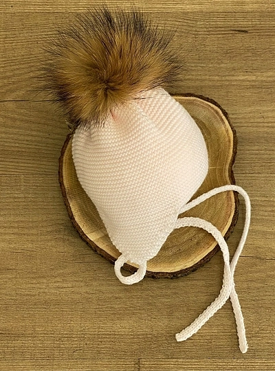 Aviator hat with fur pompom