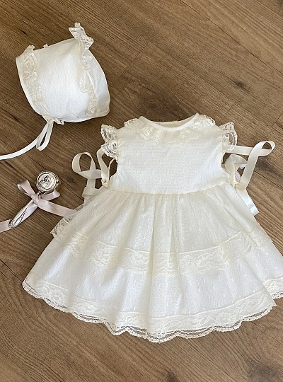 Baptism set. Embroidered tulle dress and bonnet. Various sizes Baptism set. Embroidered tulle dress and bonnet. Various sizes