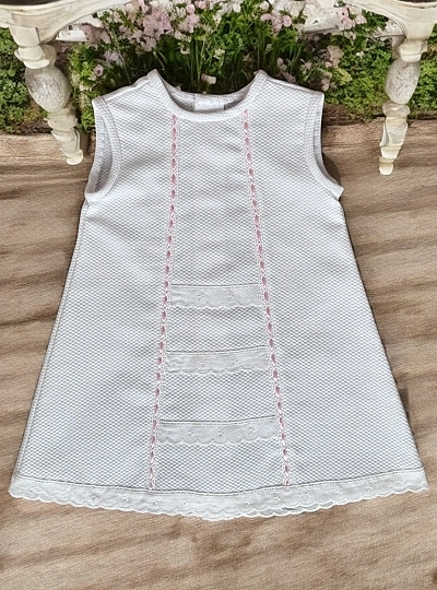 Batón para niña de piqué blanco con rosa. Talla única Batón para niña de piqué blanco con rosa. Talla única