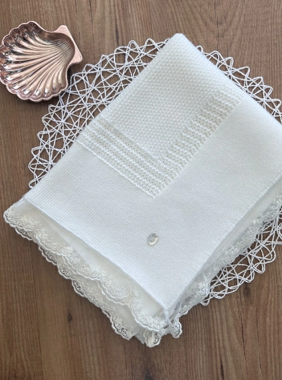 Beige knitted shawl with Chantilly lace for Baptism.