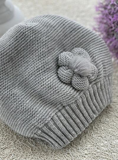 Beret for girl in pink or gray, with natural pompom. O-Winter