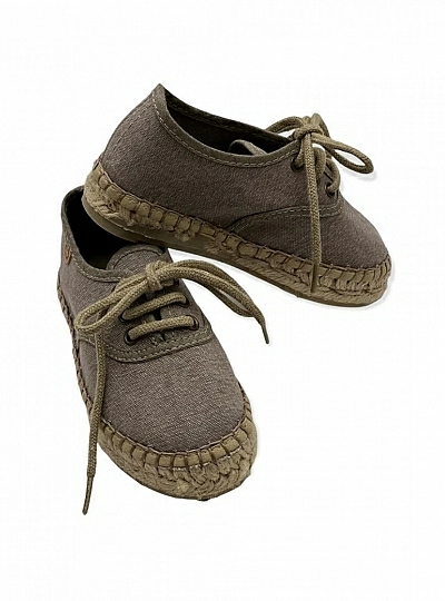 Blucher type espadrille for boy in natural color.