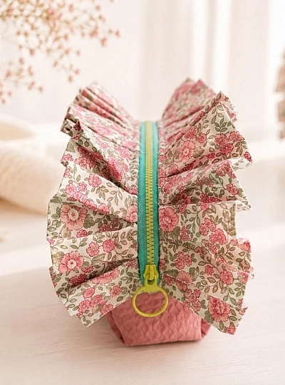 Bolsa de Aseo Artesanal Rosa con Volante Floral para Bebé y Mamá Bolsa de Aseo Artesanal Rosa con Volante Floral para Bebé y Mamá