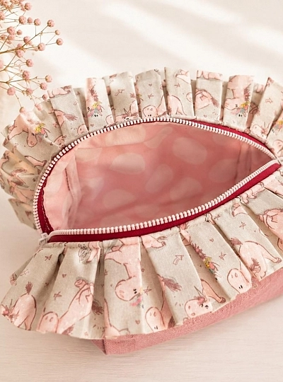 Bolsa de Aseo Artesanal Rosa con Volante para Bebé y Mamá Bolsa de Aseo Artesanal Rosa con Volante para Bebé y Mamá