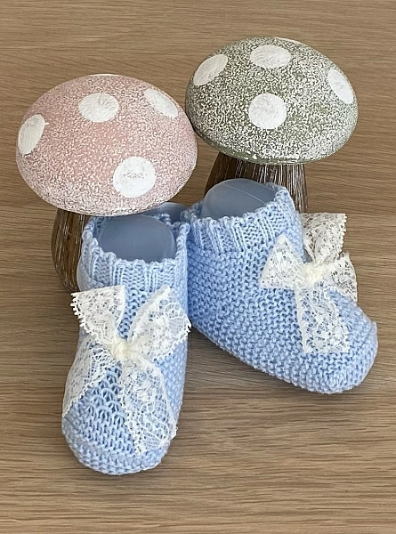 Booties type booties in summer yarn with bow. Unisex