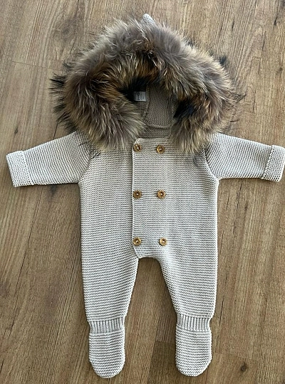 Buzo unisex en punto gordito. Capucha de pelo natural Buzo unisex en punto gordito. Capucha de pelo natural