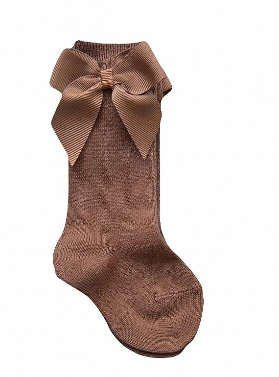 Calcetín alto o calza marca Cóndor punto liso con lazo. Color 314 Praline