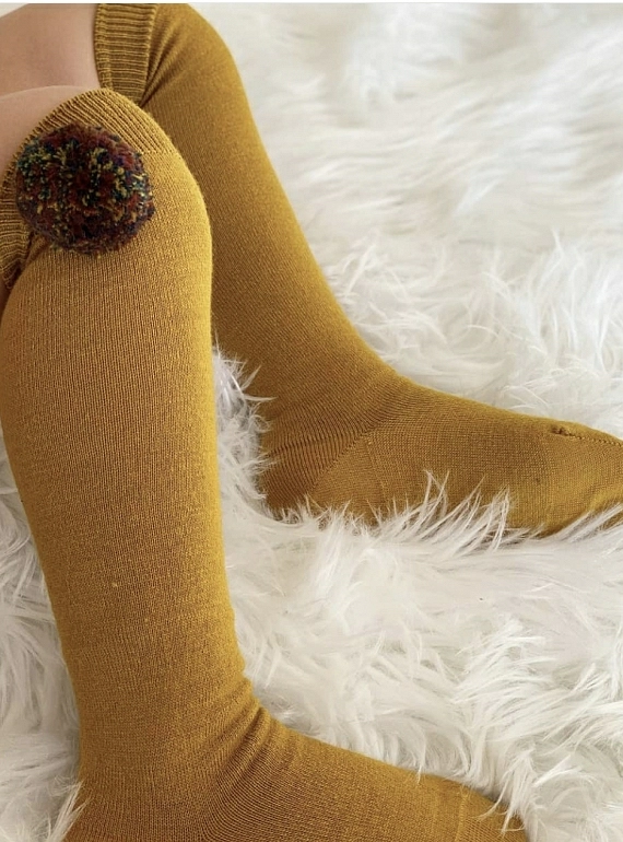 Calcetín alto tipo calza con borla de bicolor. Varios colores