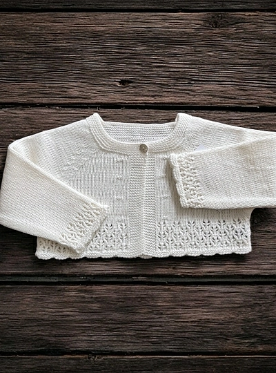 Chaqueta corta unisex para bautizo. Color beige claro.