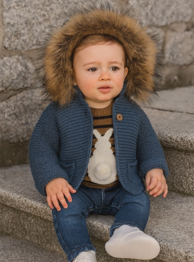 Chaquetón en punto con capucha de pelo natural. Colección Pastelito de Lolittos