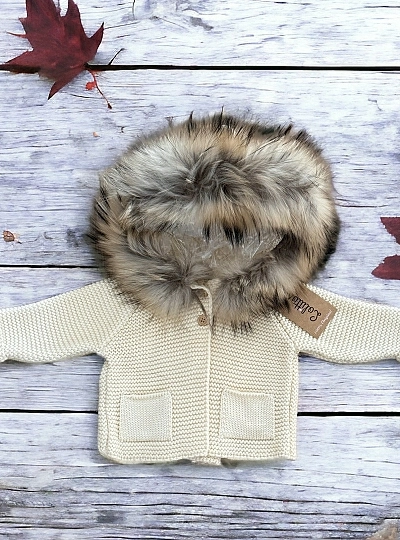 Chaquetón en punto con capucha de pelo natural. Colección Pastelito de Lolittos Chaquetón en punto con capucha de pelo natural. Colección Pastelito de Lolittos