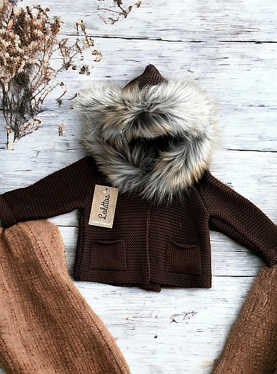 Chaquetón en punto con capucha de pelo natural. Colección Pastelito de Lolittos Chaquetón en punto con capucha de pelo natural. Colección Pastelito de Lolittos