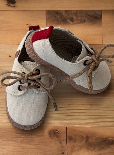 Children's linen shoe with laces. Special ceremony