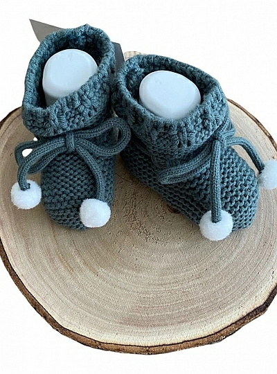 Chubby knit booties. With raw pompoms.