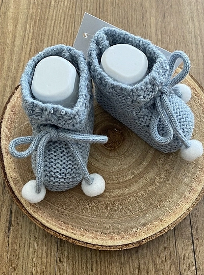 Chubby knit booties. With raw pompoms.