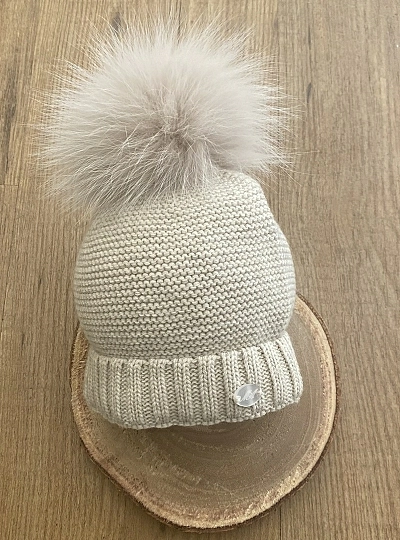 Chubby knit hat in various colors. It wears a natural fur pompom.