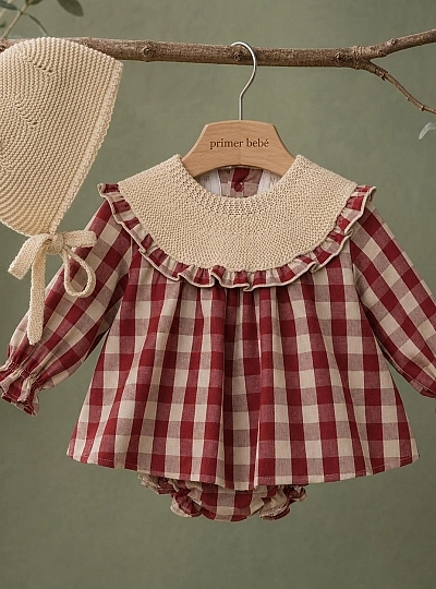 Conjunto bebé niña tres piezas blusa de cuadros, braguita y capota colección Guinda Conjunto bebé niña tres piezas blusa de cuadros, braguita y capota colección Guinda