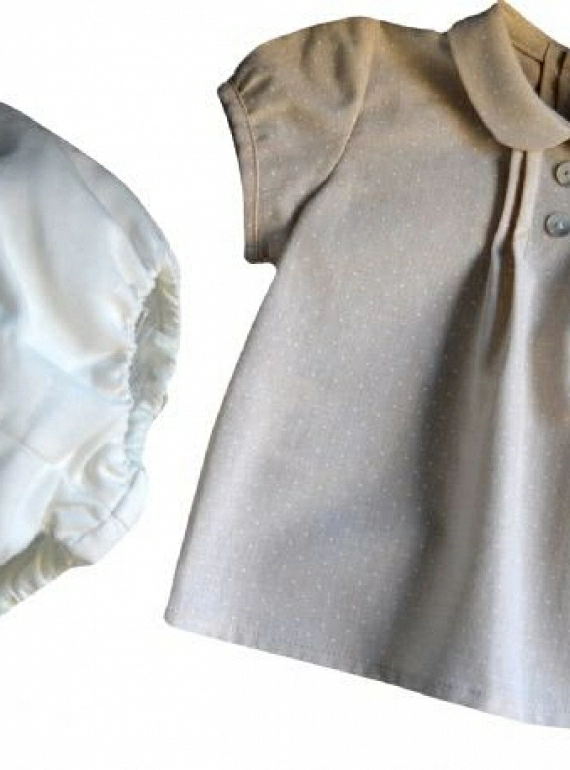 Conjunto de camisa con topitos y bombacho de organdí beige.