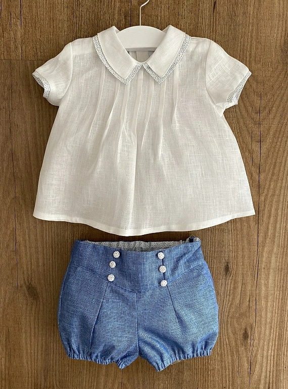 Conjunto de niño. Blusa y bombacho blanco y azul jeans