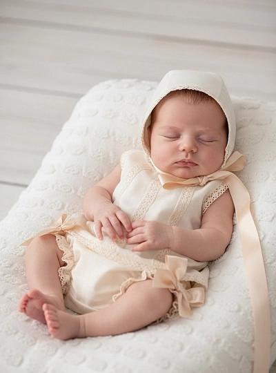 Conjunto de tres piezas para niña en lino beige. Colección Trigo Conjunto de tres piezas para niña en lino beige. Colección Trigo