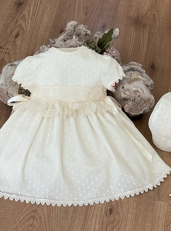 Conjunto de vestido y capota en tul color beige. | Primer Bebé