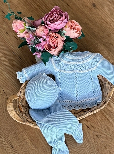 Conjunto en punto de verano tres piezas azul bebé con blanco