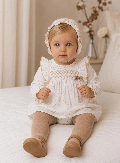 Conjunto niña 3 piezas plumeti blanco y arena – Colección Aire Conjunto niña 3 piezas plumeti blanco y arena – Colección Aire