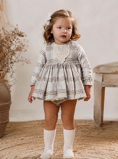 Conjunto niña jesusito y braguita Colección Bella Conjunto niña jesusito y braguita Colección Bella