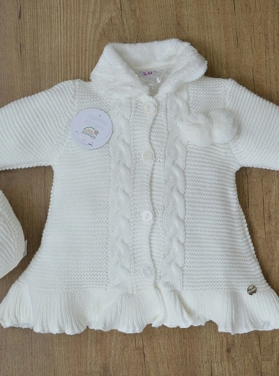 Conjunto para niña abrigo y capota de punto beige. O-Inv