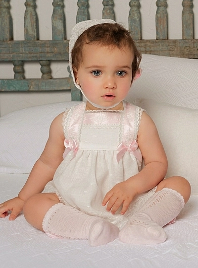 Conjunto para niña de tres piezas. Beige con rosa.