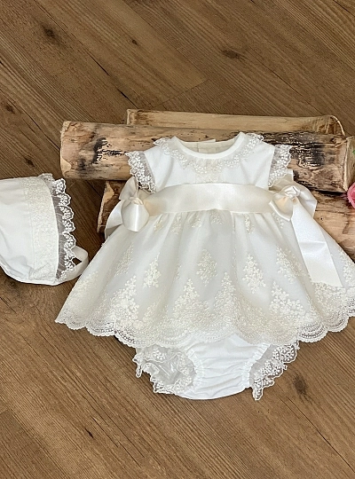 Conjunto para niña de tres piezas. Organza Bordada.