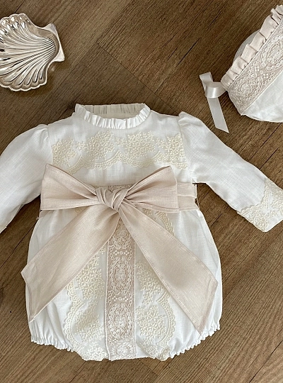 Conjunto para niño pelele y capota de lino beige. Manga Francesa Conjunto para niño pelele y capota de lino beige. Manga Francesa
