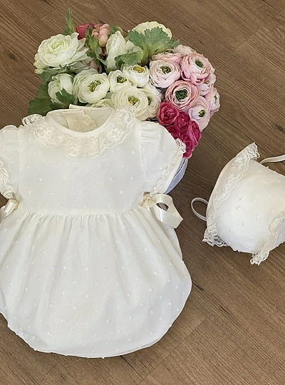 Conjunto pelele y capota confeccionado en plumeti de tul. Varias Tallas Conjunto pelele y capota confeccionado en plumeti de tul. Varias Tallas