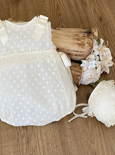 Conjunto pelele y capota de tul bordado. Varias tallas Conjunto pelele y capota de tul bordado. Varias tallas