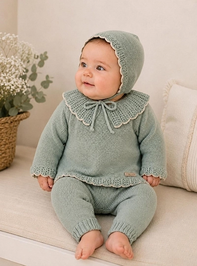 Conjunto unisex de punto de tres piezas verde empolvado | Colección Pravia Conjunto unisex de punto de tres piezas verde empolvado | Colección Pravia