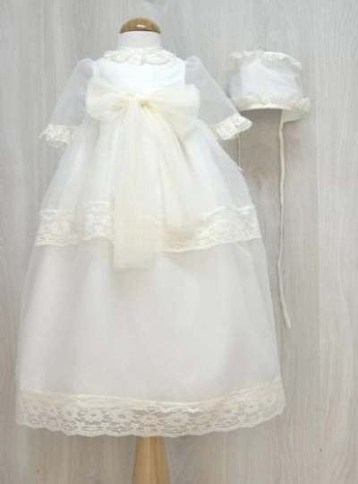 Conjunto unisex para bautizo. Faldón y capota todo beige