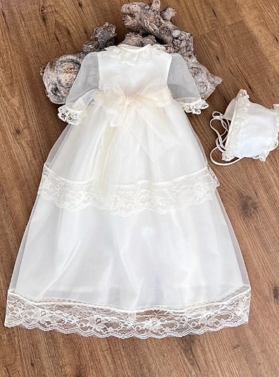 Conjunto unisex para bautizo. Faldón y capota todo beige Conjunto unisex para bautizo. Faldón y capota todo beige
