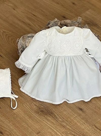 Conjunto Vestido y capota Colección Angel. Crudo con verde