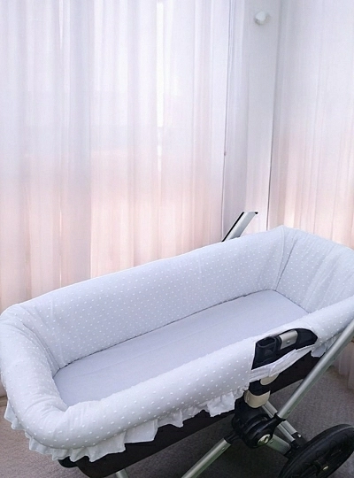 Cubre capazo universal de plumeti blanco. lleva tablas