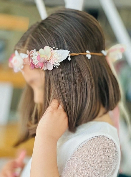 Dried flower headband for flower delivery.