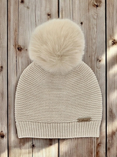 Gorrito con pompón de pelo sintético. Varios colores. Unisex