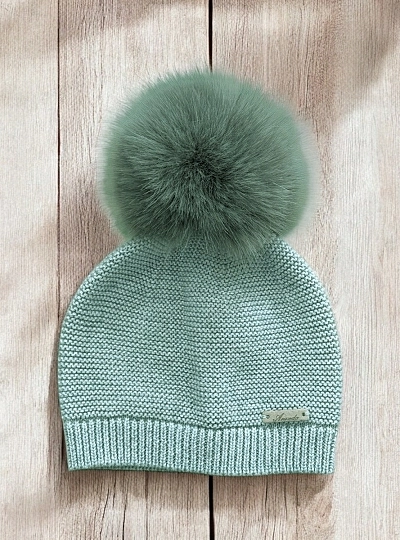 Gorrito con pompón de pelo sintético. Varios colores. Unisex