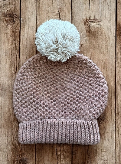 Gorrito en punto con pompón. Colección Mistral