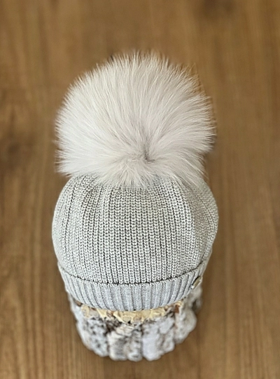 Gorrito en punto Ingles con Pompón de pelo natural.