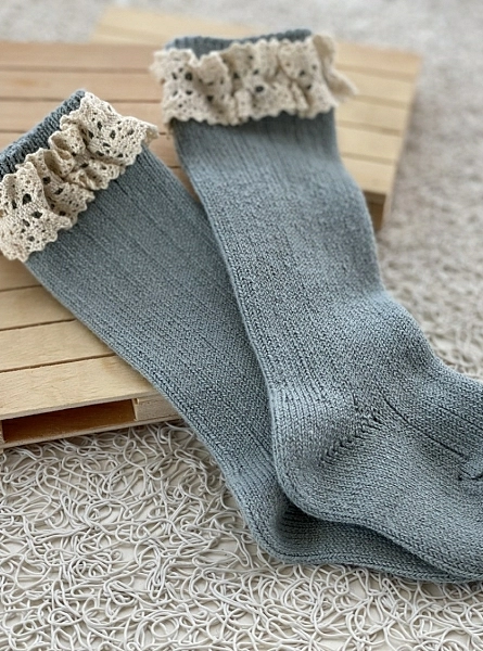 High ribbed sock with lace in three condor colors. O-Winter