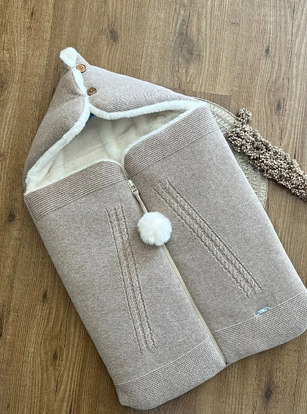 Knitted and fur nanny bag by Don Algodón