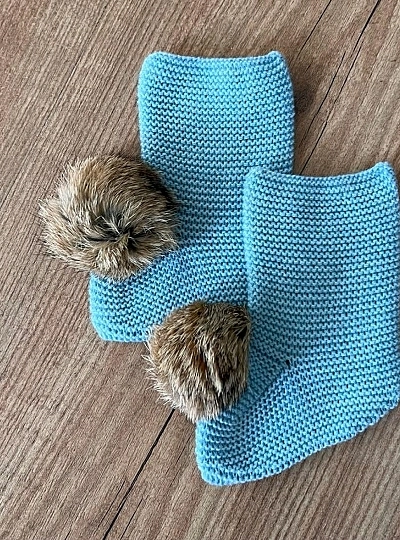 Knitted high booties with pompom. Two colors