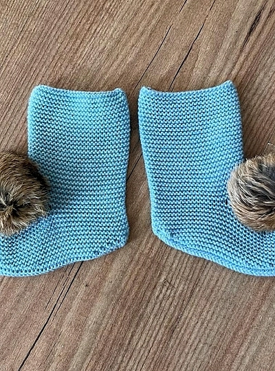 Knitted high booties with pompom. Two colors