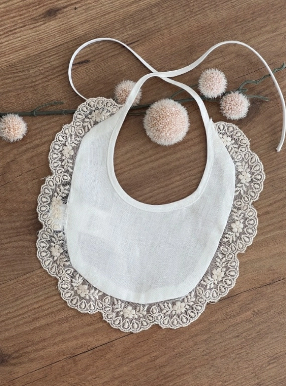 Linen bib with chantilly. Limited edition