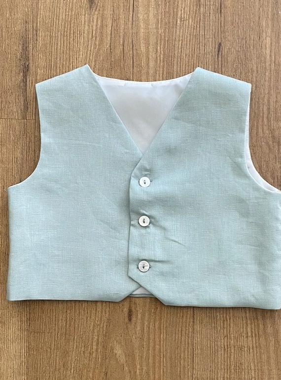Linen vest in two colors.